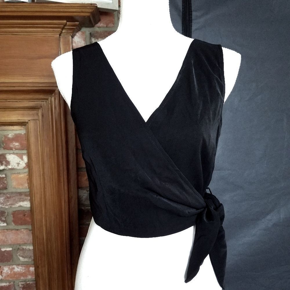 Momni Wrap Around Cropped Blouse - Picture 2 of 7